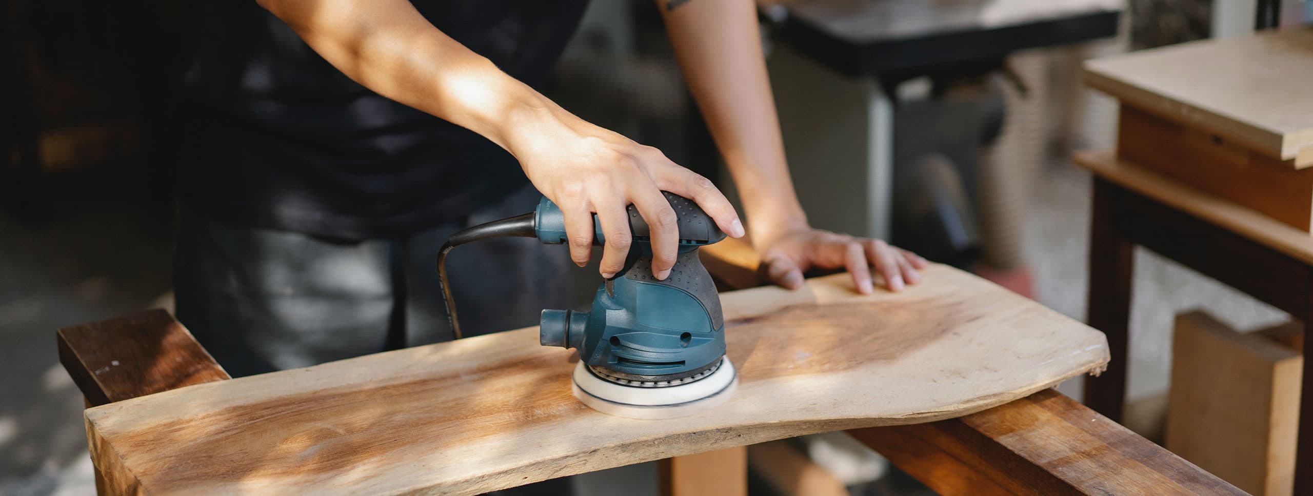 Houtwerker met houten plank