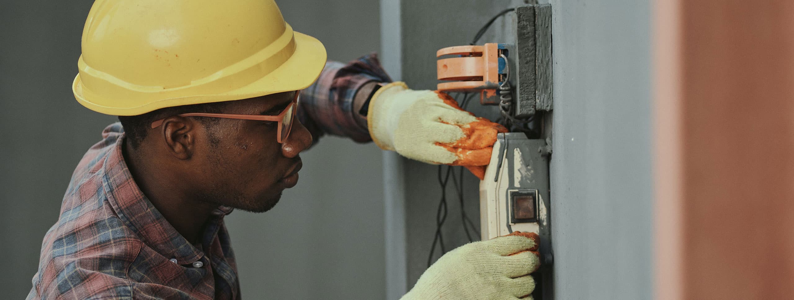 Elektro techneut aan het werk