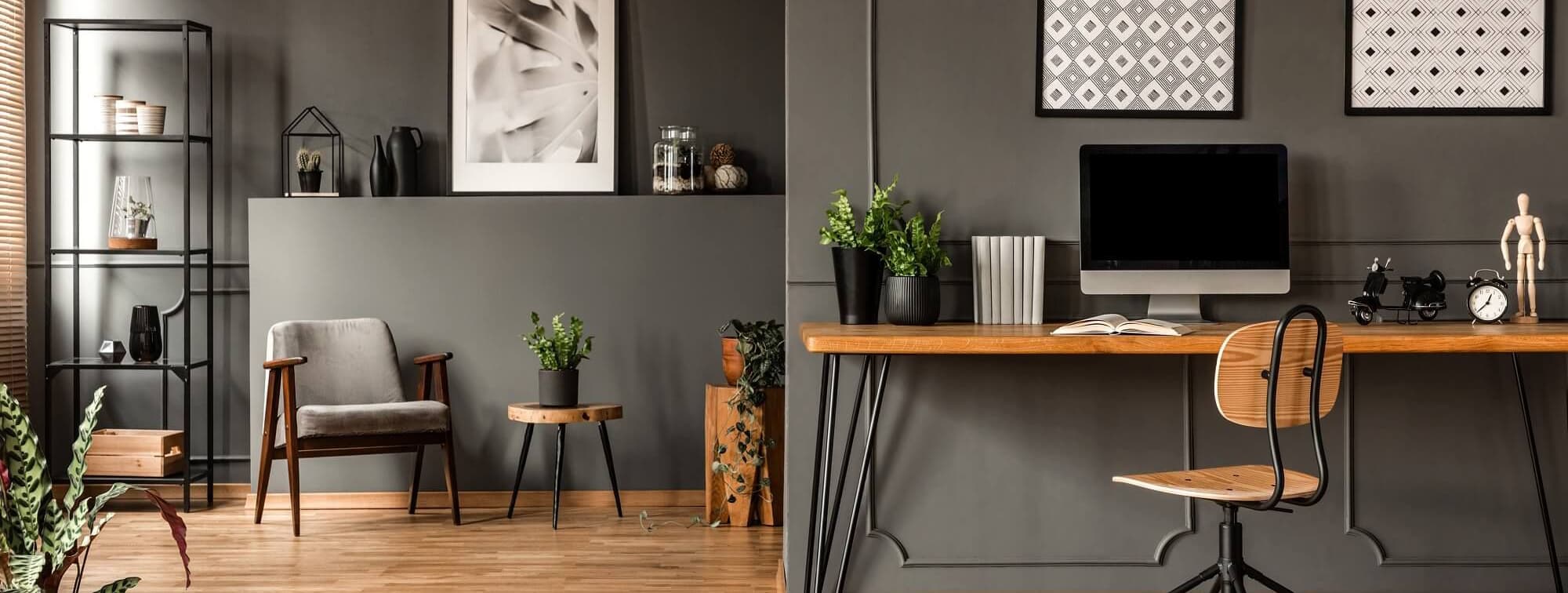 Houten ruimte met donkere wanden