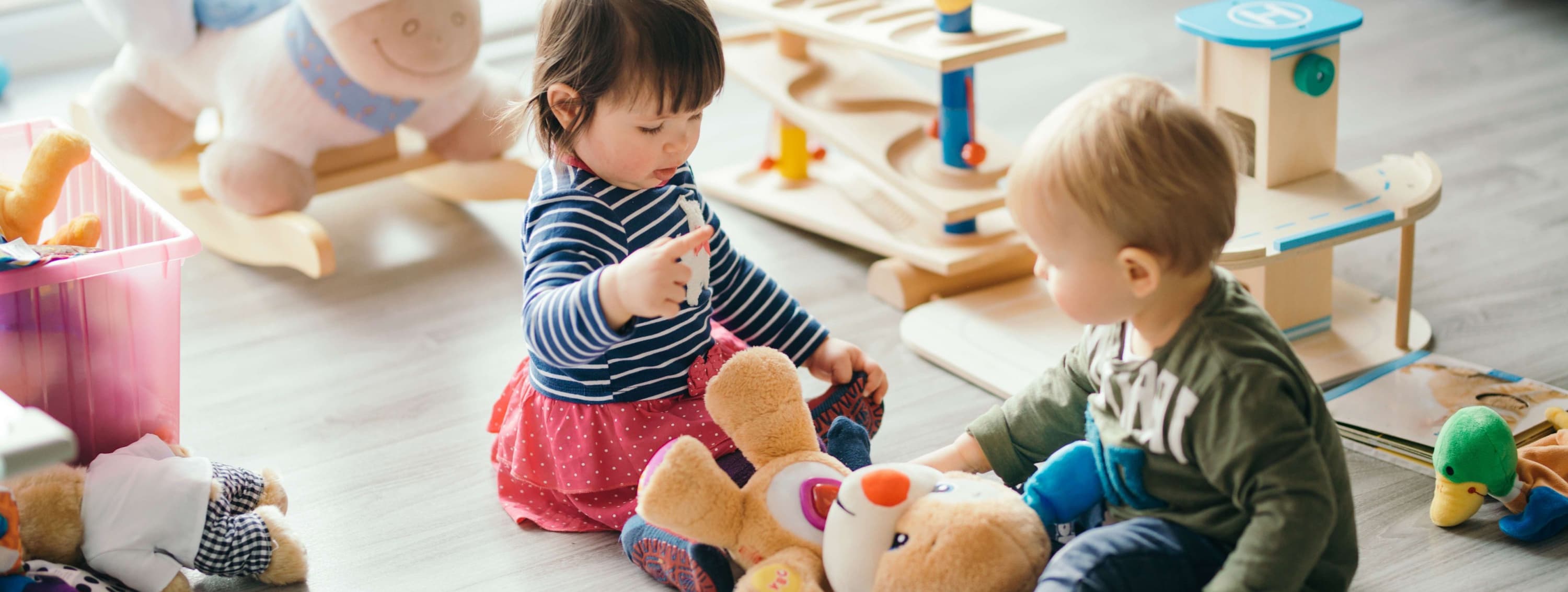 Kinderen aan het spelen met knuffel